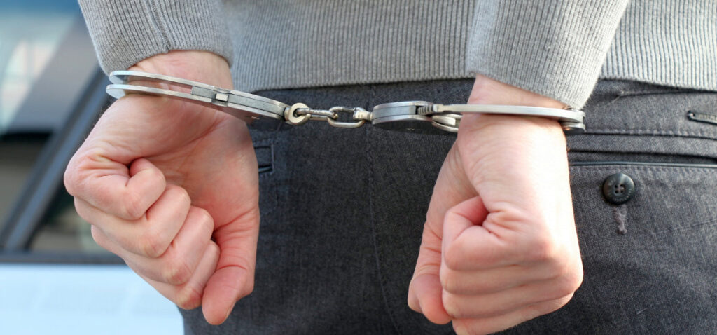 арест наркотики задержание наручники
