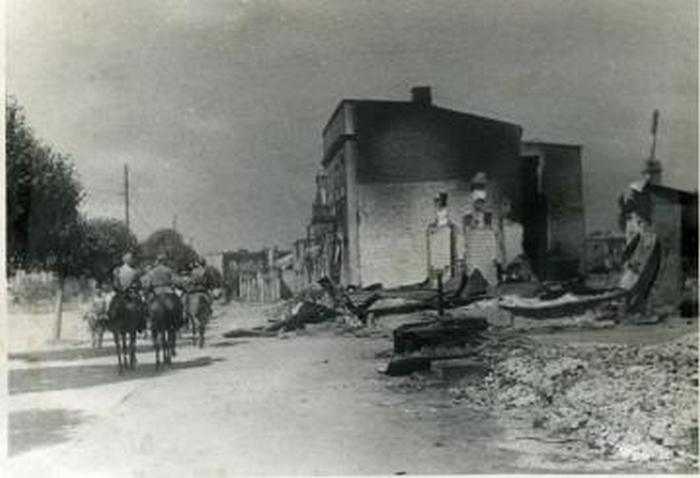 Советская кавалерийская часть вступает в город Барановичи. Фото: Штыпенко (РГАКФД)