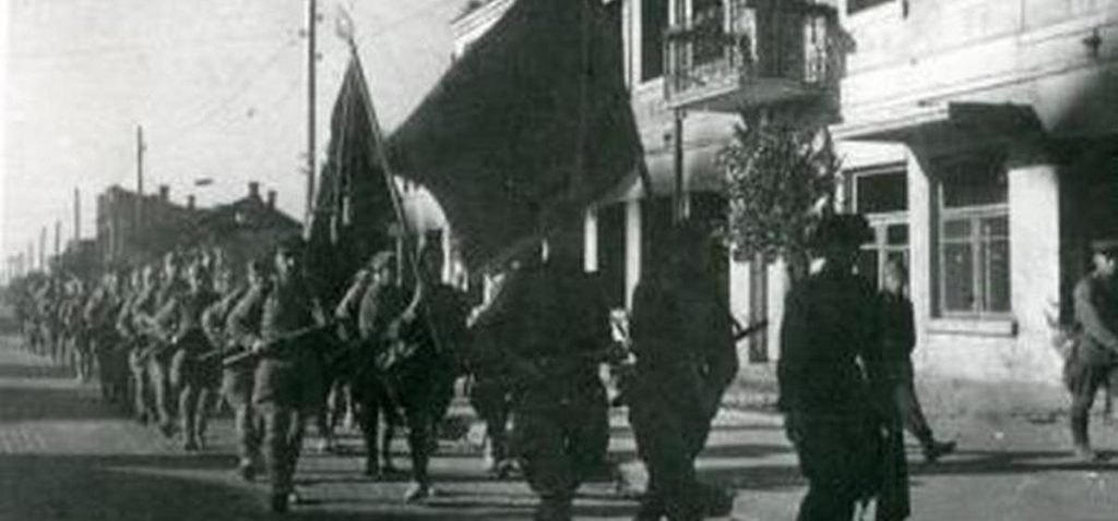 Советские войска на одной из улиц города Барановичи в день освобождения от гитлеровцев. Фото: Капустянский А.Б. (РГАКФД)