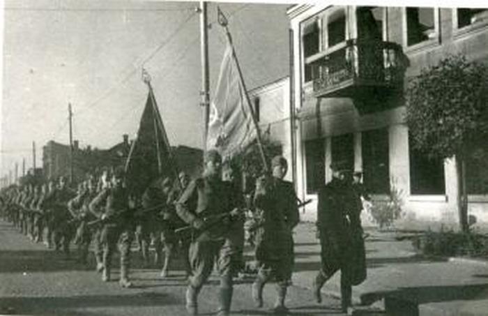 Советские войска вступают в город Барановичи. Фото: Копыт Е. (РГАКФД)
