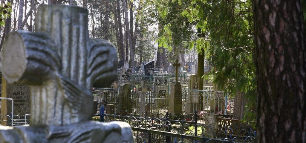 кладбище, могилы, пособие на погребение