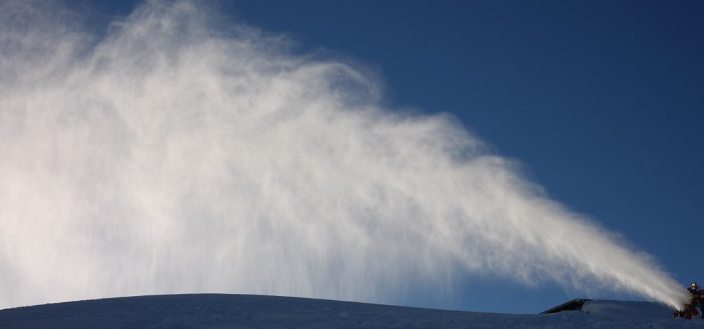 Искусственным снегом засыпают лыжную трассу под Барановичами