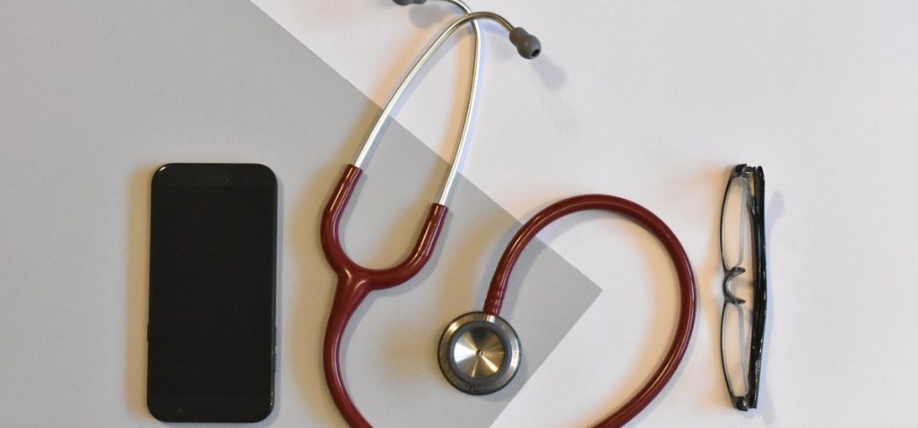 30 смартфонов и интернет подарил мобильный оператор барановичским врачам