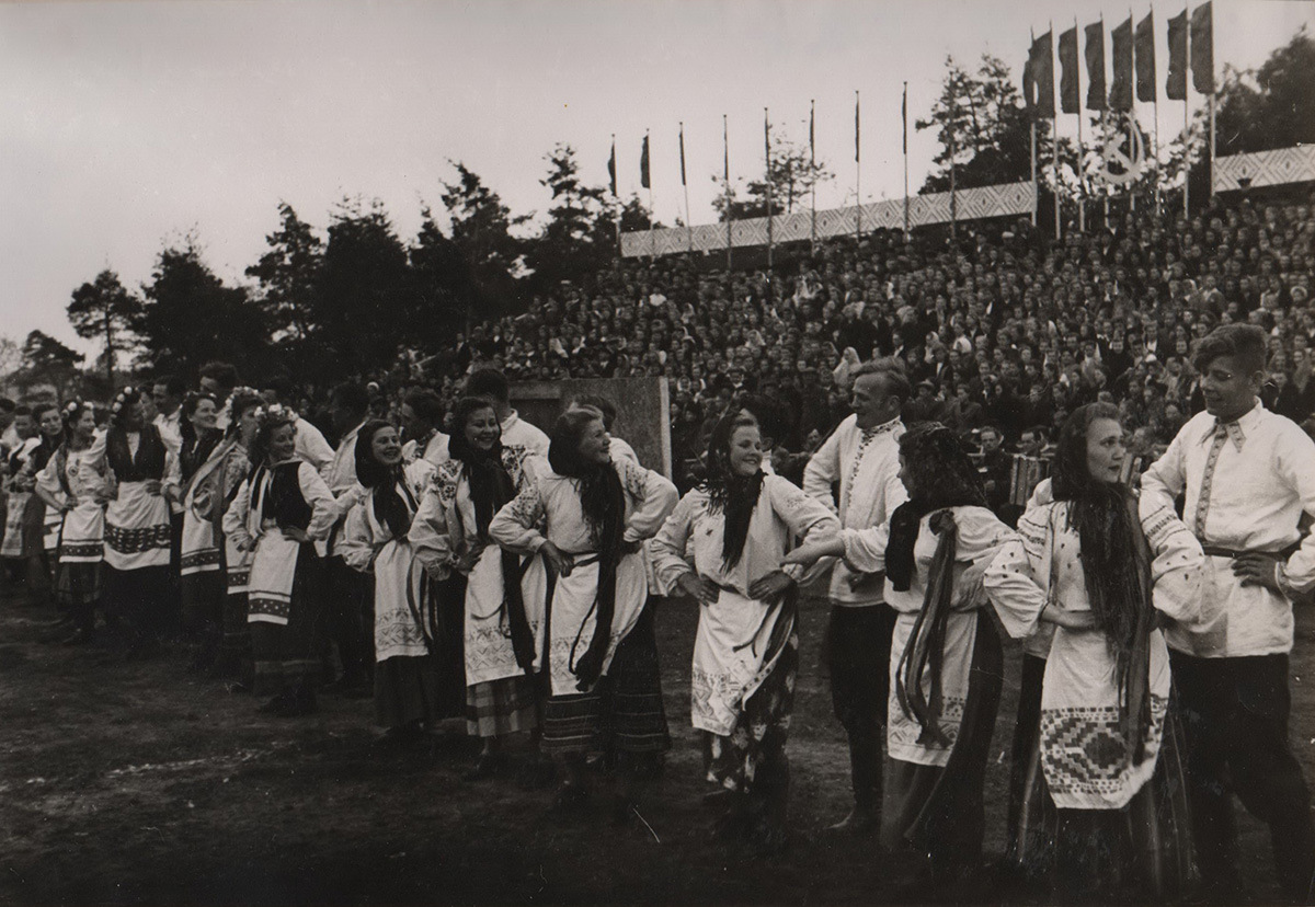 областной праздник песни в Барановичах, 8 мая 1949. Массовый белорусский танец «Чарот»
