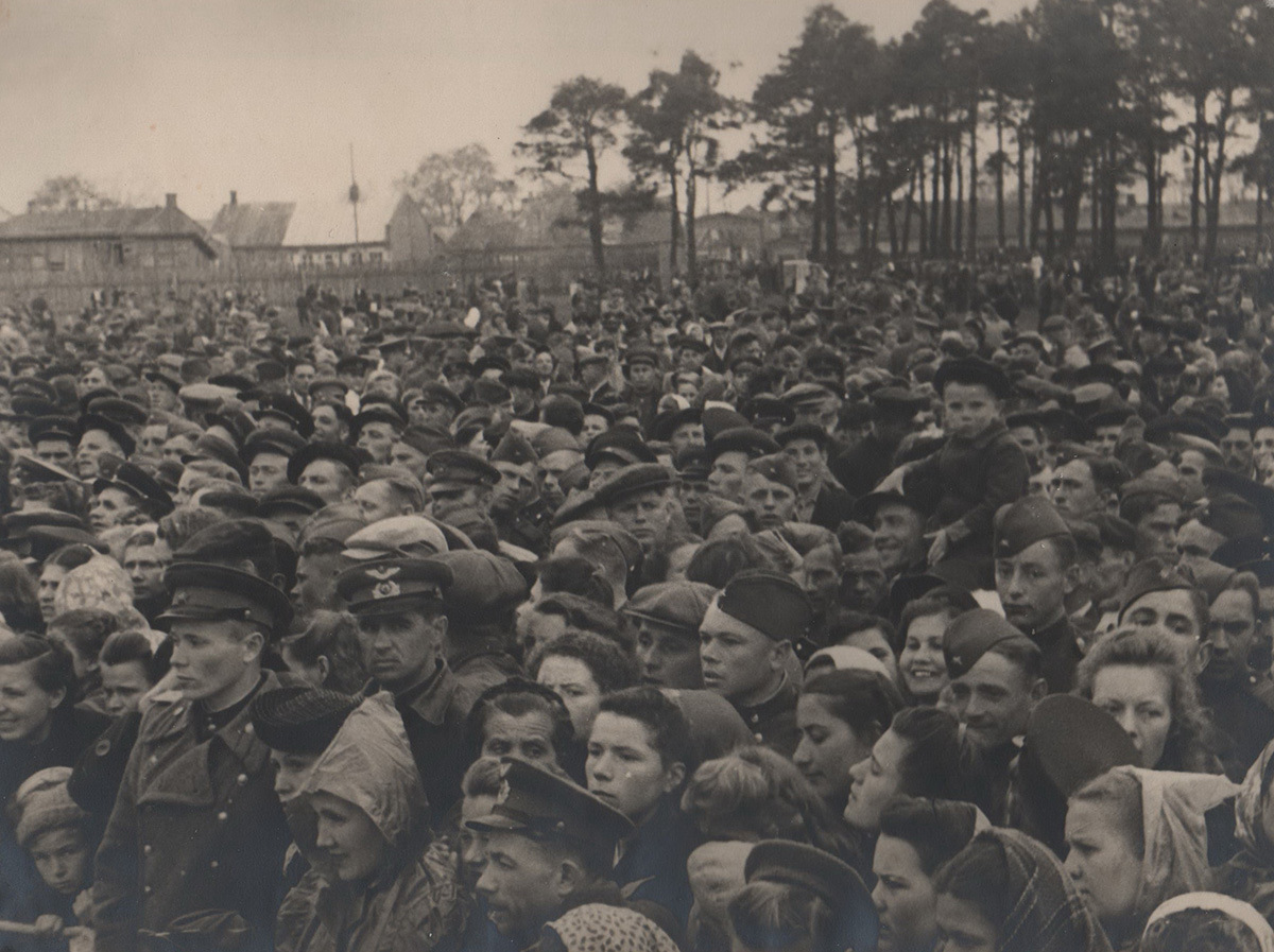 областной праздник песни в Барановичах, 8 мая 1949. Трудящиеся г. Барановичи и области слушают выступление сводного хора