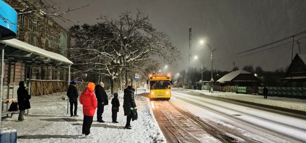 расписание автобус маршрут 29 зима транспорт метель снег сугроб погода